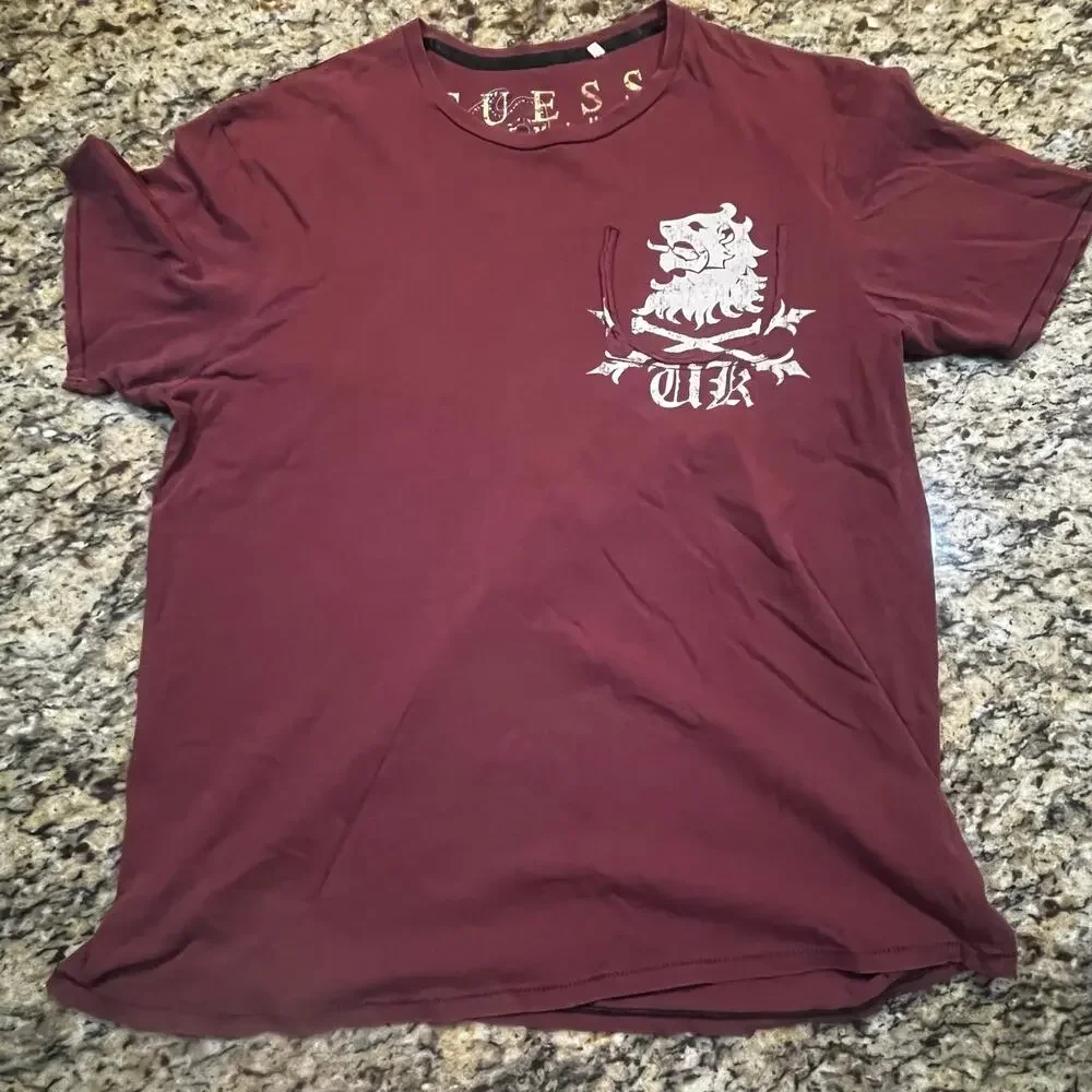 Guess London Lion Crest Graphic T Shirt Burgundy Men Large Short Sleeve Y2K - Picture 4 of 7
